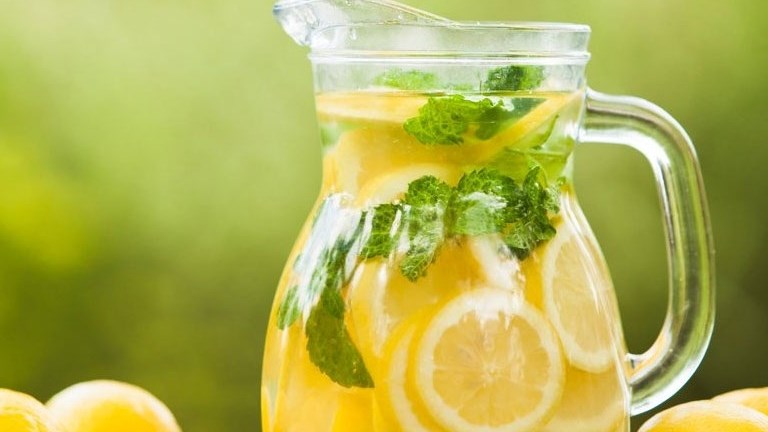 Εξαφανίστε την ακμή με… σπιτική λεμονάδα