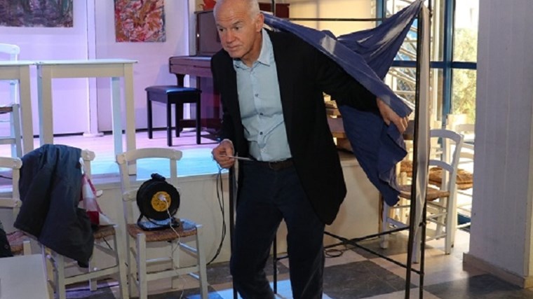 Σε εκλογικό κέντρο της Κρήτης ρώτησαν τον Παπανδρέου πώς λένε τον πατέρα του