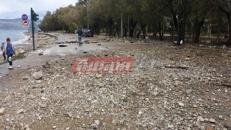 Πρωτοφανείς εικόνες στην παραλία της Πάτρας – Ο δρόμος γέμισε πέτρες και ξύλα – ΦΩΤΟ