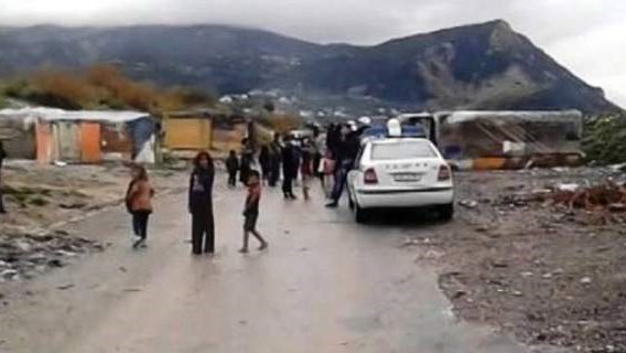 Θήβα: Ρομά επιτέθηκαν σε αστυνομικούς μέσα σε καταυλισμό