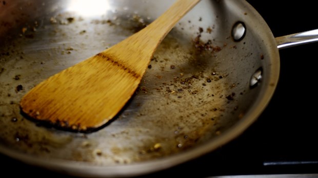 Πως θα καθαρίσετε γρήγορα το τηγάνι σας