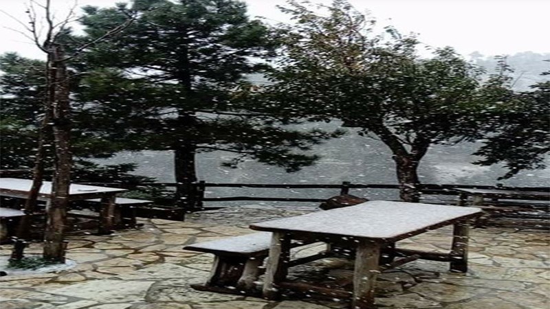 Χιονίζει στην Πάρνηθα – ΒΙΝΤΕΟ