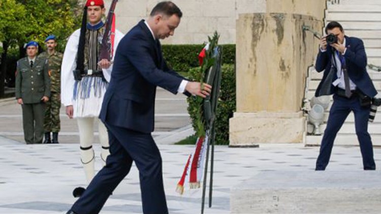 Ο Πρόεδρος της Πολωνίας γονάτισε μπροστά στο Μνημείο του Αγνώστου Στρατιώτη – ΦΩΤΟ