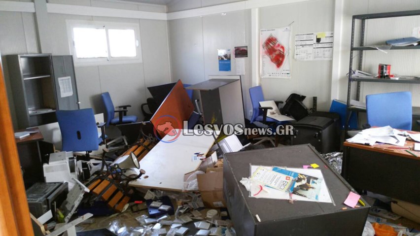 Έκαναν πάλι λαμπόγυαλο το hot spot της Μόριας οι μετανάστες – ΦΩΤΟ