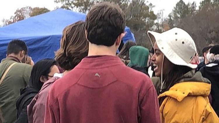 Η Μάλια Ομπάμα ξεσαλώνει – Το παθιασμένο φιλί με νεαρό – ΦΩΤΟ – ΒΙΝΤΕΟ