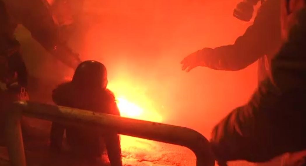 Φονικό όπλο οι ναυτικές φωτοβολίδες στα χέρια των κουκουλοφόρων – Αποκαλυπτικές φωτογραφίες