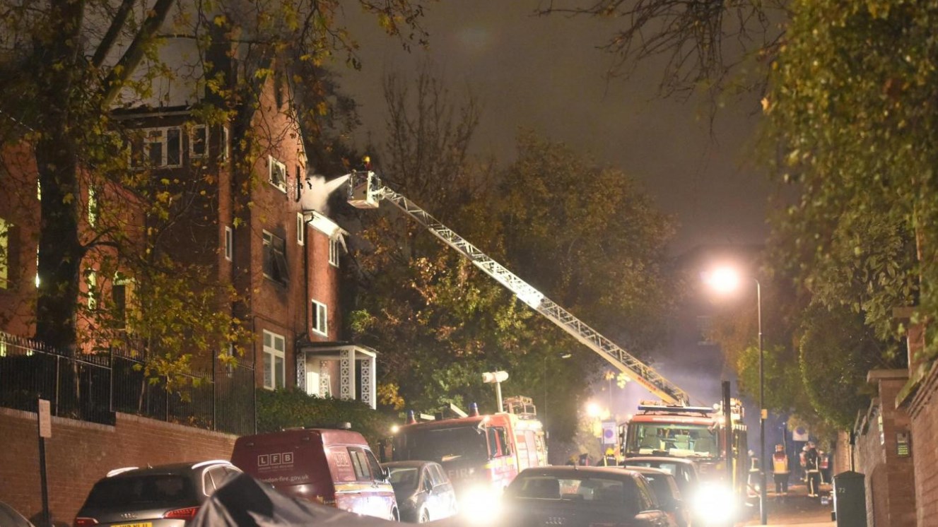 Μεγάλη πυρκαγιά σε συγκρότημα διαμερισμάτων στο βόρειο Λονδίνο-ΦΩΤΟ-ΒΙΝΤΕΟ