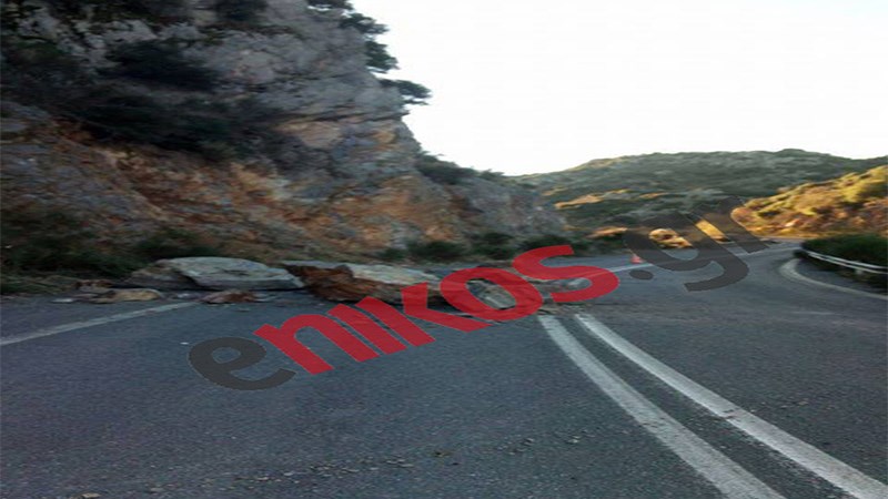 Βράχοι έπεσαν στον δρόμο στα Λαγκάδια – ΦΩΤΟ αναγνώστη