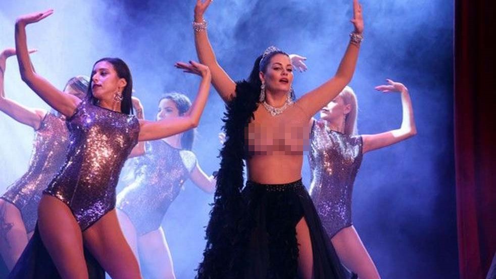 Δείτε πως σχολίασαν Βουτσάς και Γεωργίτσης τη “διάφανη” εμφάνιση της Κορινθίου στο θέατρο – ΒΙΝΤΕΟ