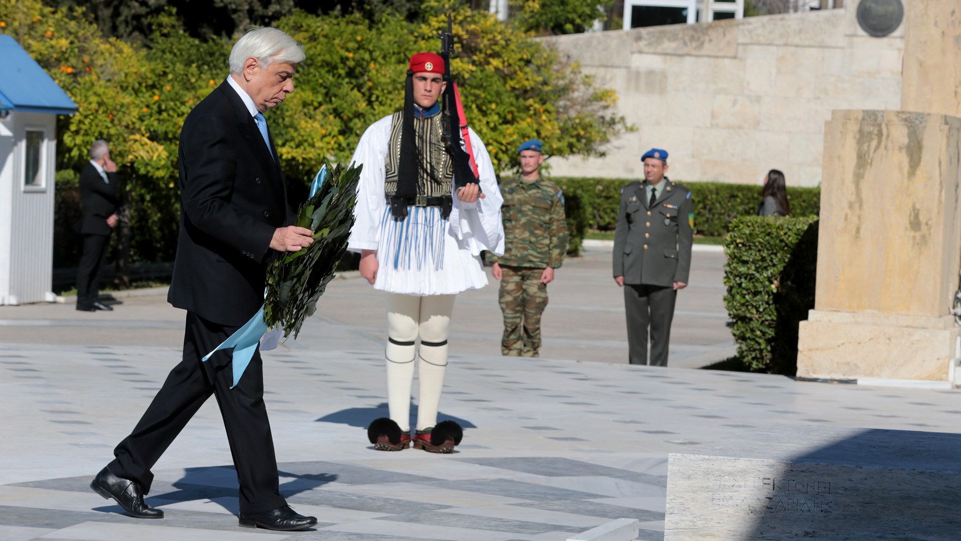 Στεφάνι για την Ημέρα των Ενόπλων Δυνάμεων κατέθεσε ο Προκόπης Παυλόπουλος