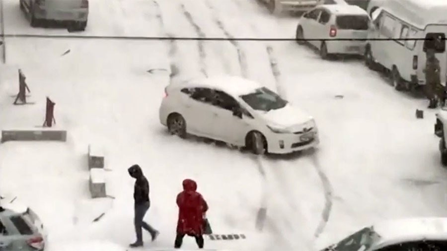 Αυτοκίνητα κάνουν… πατινάζ σε χιονισμένο δρόμο της Ρωσίας – ΒΙΝΤΕΟ