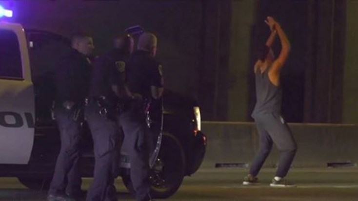 Ήθελαν να τον συλλάβουν αλλά εκείνος… χόρευε – ΒΙΝΤΕΟ