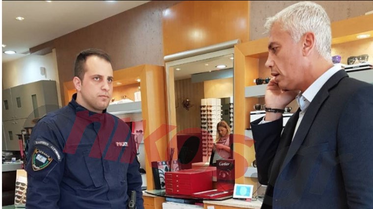 Οδηγός μαχαίρωσε αστυνομικό στη Γλυφάδα για μια κλήση – ΦΩΤΟ από το σημείο της επίθεσης