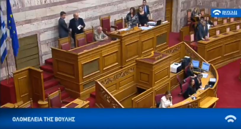 Η ατάκα του Βούτση για τον Γκάλη παραλαμβάνοντας το στικάκι με τον προϋπολογισμό – ΒΙΝΤΕΟ