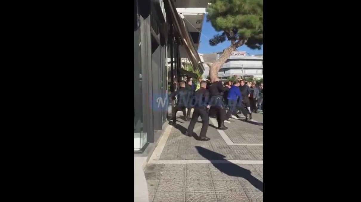 Η στιγμή της σύλληψης του οδηγού που μαχαίρωσε αστυνομικό στη Γλυφάδα – ΒΙΝΤΕΟ