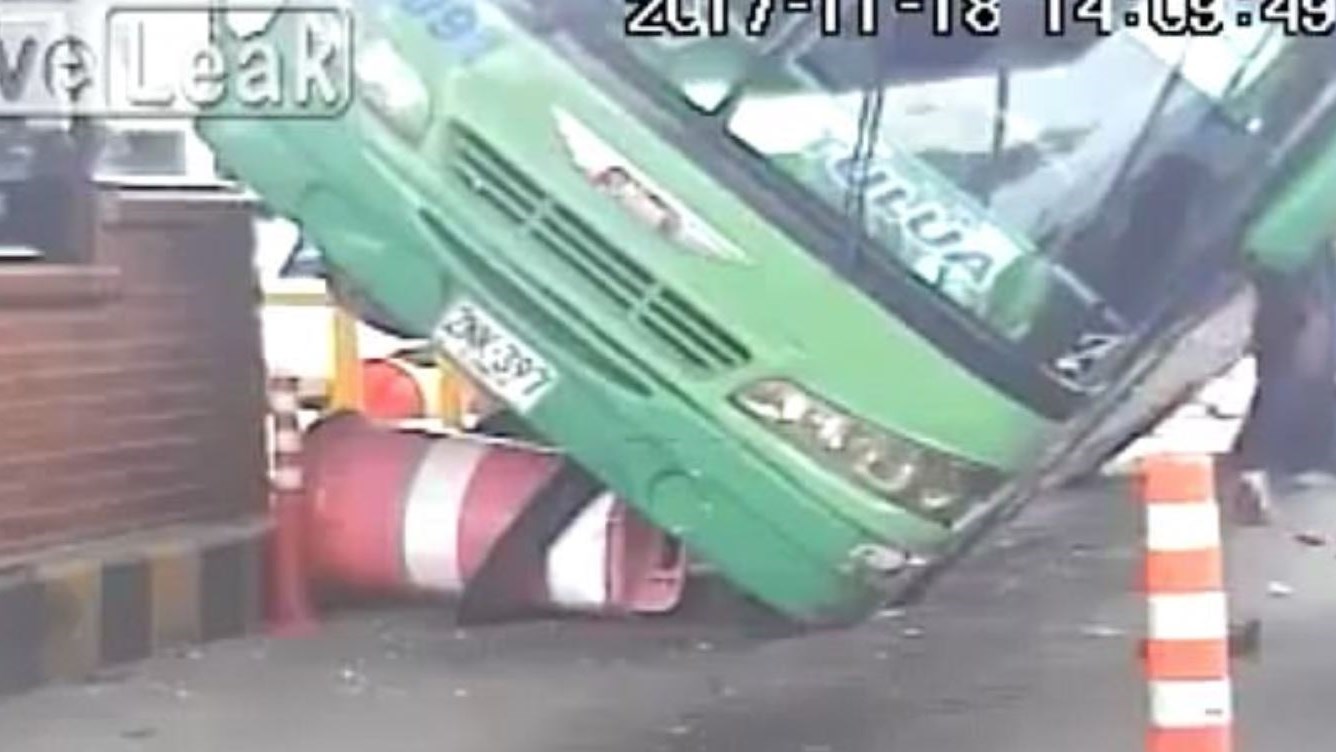 Λεωφορείο “σκαρφάλωσε” πάνω σε Ι.Χ. σε σταθμό διοδίων στην Τουρκία – ΒΙΝΤΕΟ
