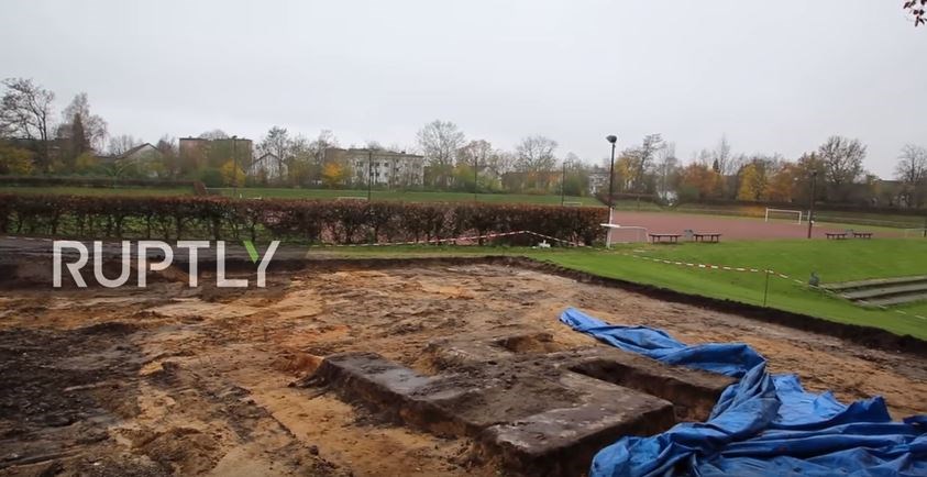 Ανατριχιαστικό εύρημα στο Αμβούργο: Βρέθηκε γιγαντιαία σβάστικα κάτω από γήπεδο ποδοσφαίρου – ΒΙΝΤΕΟ