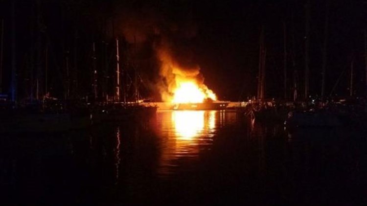 Υπό μερικό έλεγχο η πυρκαγιά στο σκάφος στη Γλυφάδα – ΤΩΡΑ