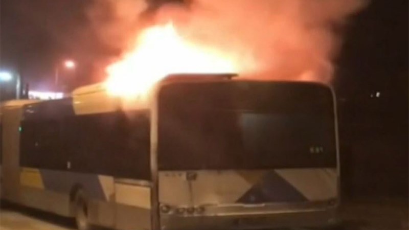 Στις φλόγες λεωφορείο στη Βάρης – Κορωπίου – ΒΙΝΤΕΟ