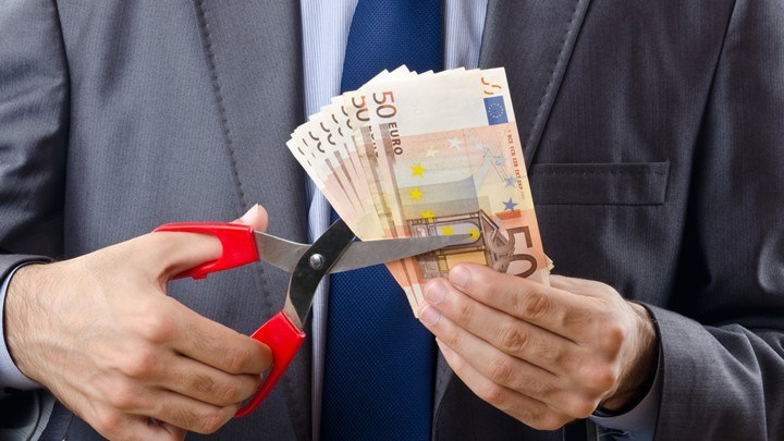 “Ψαλίδι” 1,6 δισ. ευρώ σε κοινωνικές δαπάνες