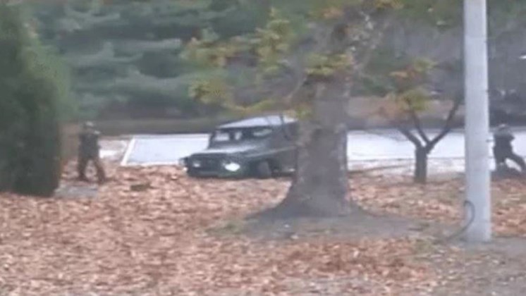 ΒΙΝΤΕΟ – σοκ- Πυροβολούν Βορειοκορεάτη στρατιώτη την ώρα που προσπαθεί να αυτομολήσει