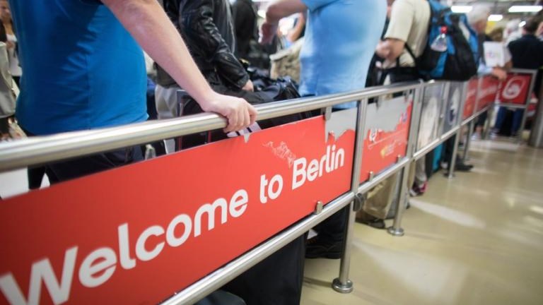 Τριμερής Κομισιόν-Ελλάδας-Γερμανίας για την “καραντίνα” Ελλήνων στα γερμανικά αεροδρόμια