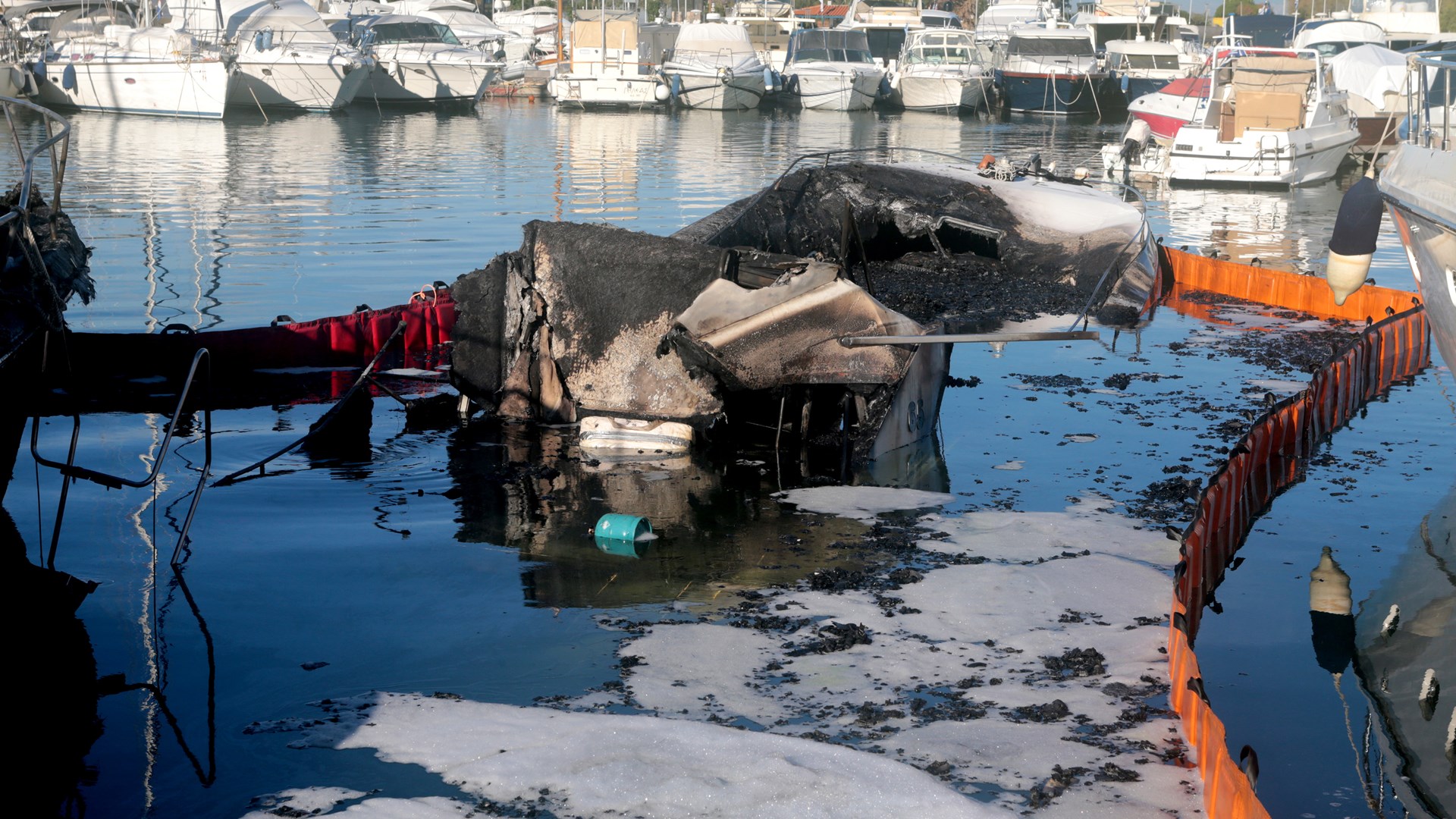 Οι πρώτες εικόνες από το σκάφος που πήρε φωτιά στη Γλυφάδα – ΦΩΤΟ
