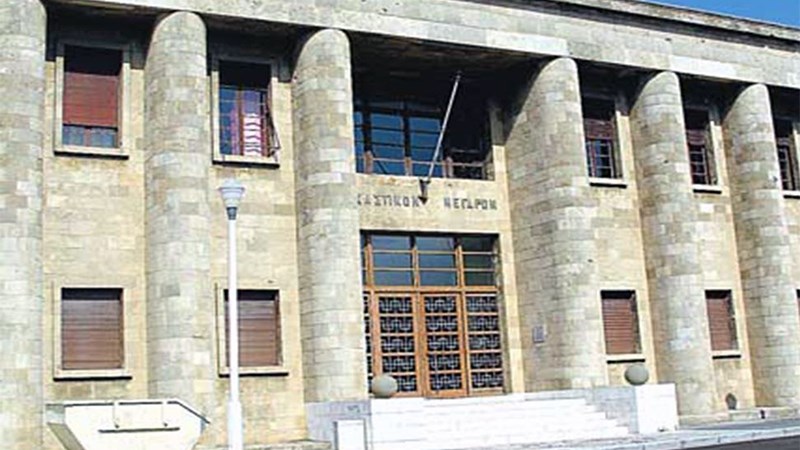 Πήγε στα δικαστήρια για να αποδείξει ότι είναι παιδί βιασμού και αιμομιξίας