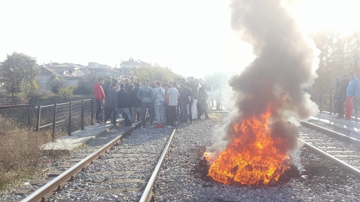Κάτοικοι της Λάρισας έβαλαν φωτιά σε σιδηροδρομικές γραμμές – ΒΙΝΤΕΟ – ΦΩΤΟ