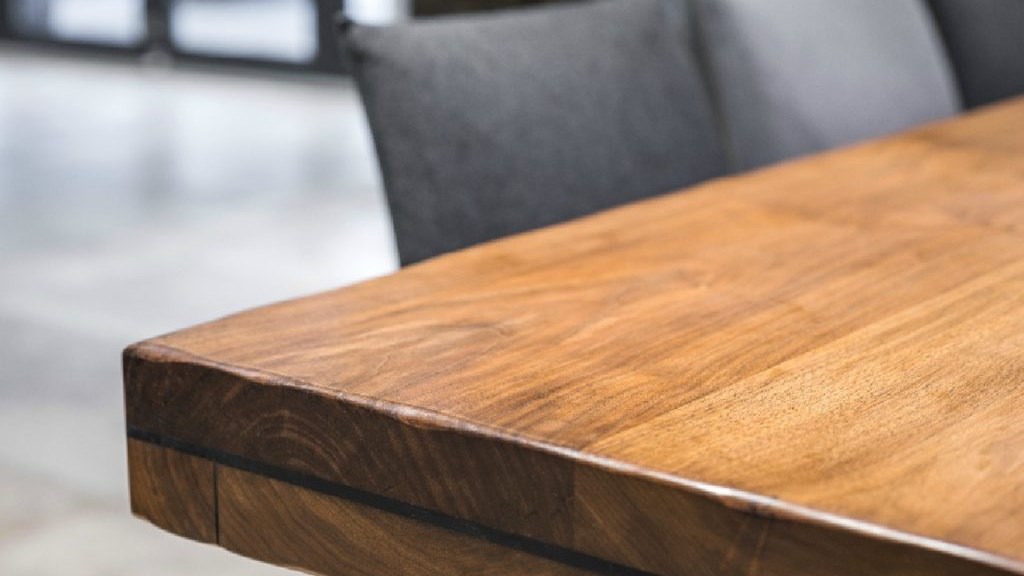 Καλύψτε τις γρατζουνιές στα ξύλινα έπιπλα με… ξηρούς καρπούς