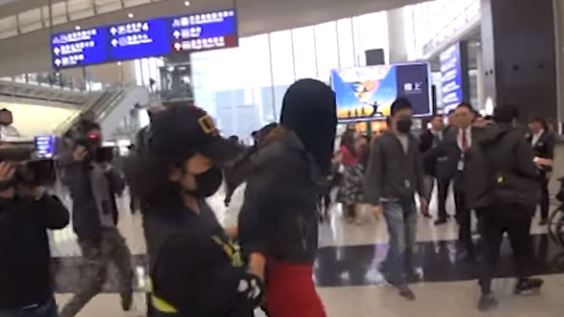 Η στιγμή της σύλληψης του 19χρονου μοντέλου από την Ελλάδα με 2,6 κιλά κοκαΐνης – ΒΙΝΤΕΟ