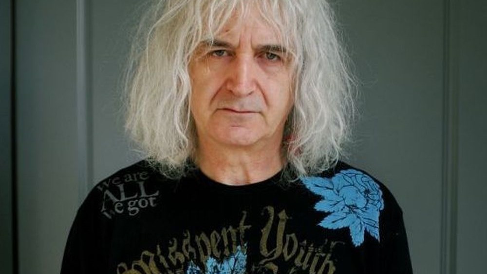 Δείτε τον Νίκο Καρβέλα κουρεμένο και με αρβύλες – ΦΩΤΟ