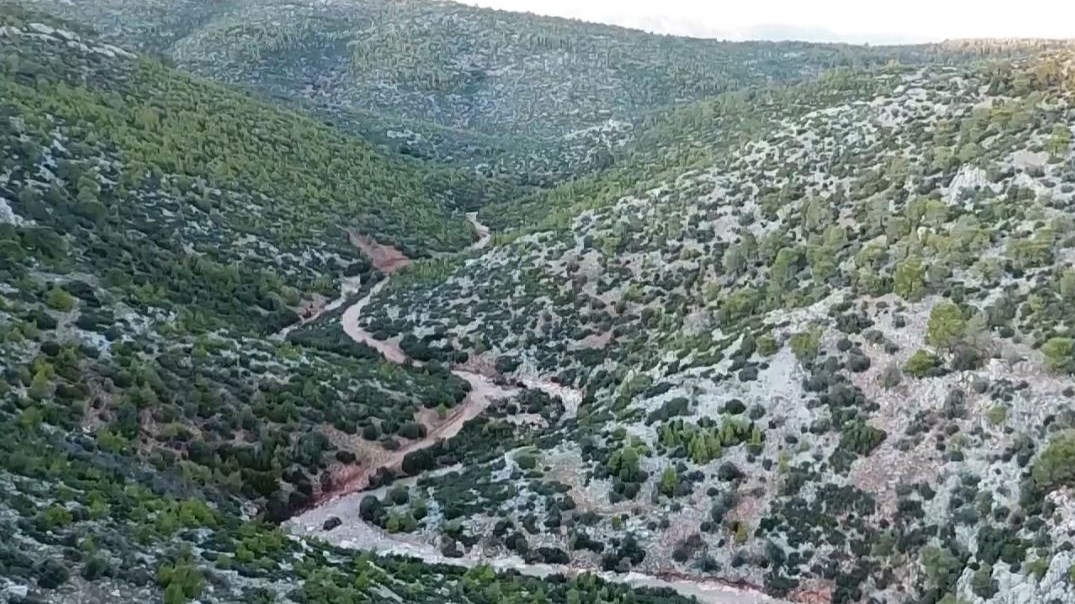 Εικόνες από ψηλά της διαδρομής του χειμάρρου που “έπνιξε” τη Μάνδρα – ΒΙΝΤΕΟ