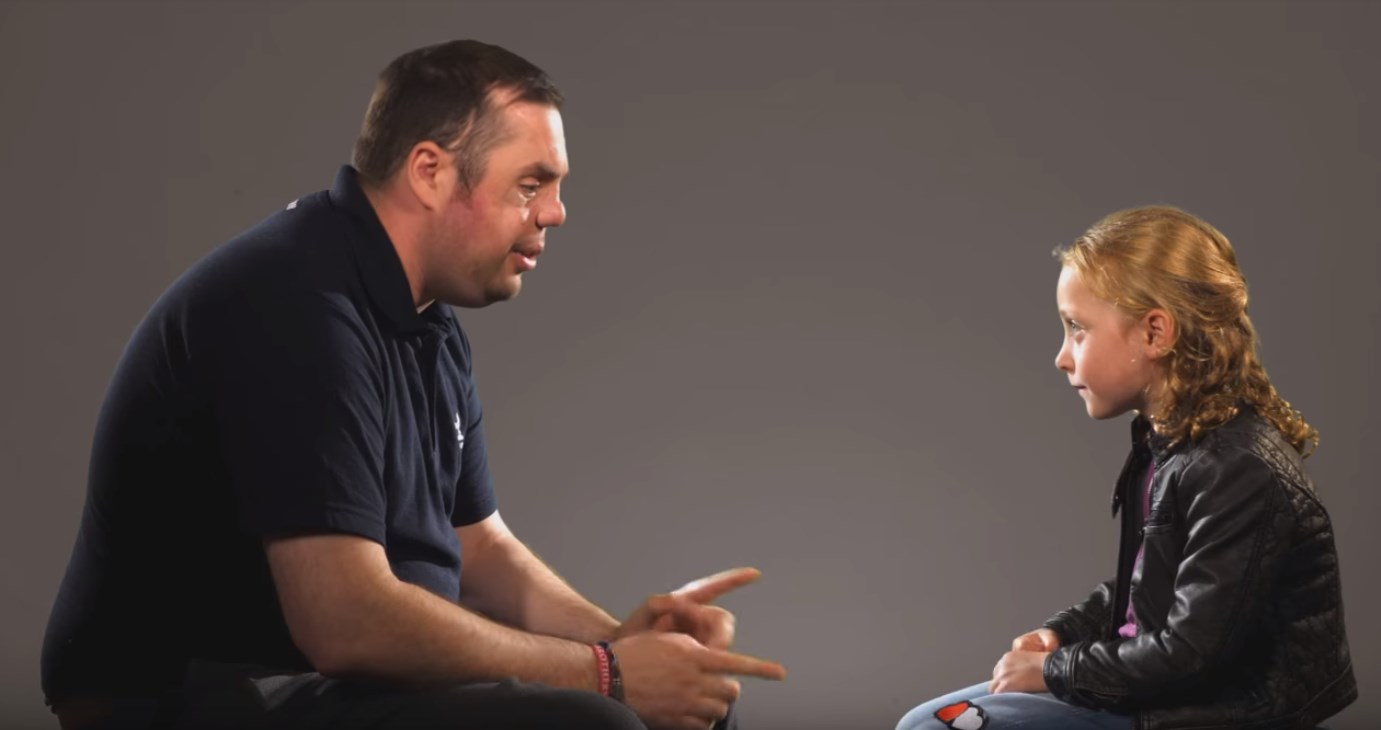 Βετεράνος πολέμου «λυγίζει» μπροστά σε ένα πεντάχρονο κορίτσι- ΒΙΝΤΕΟ