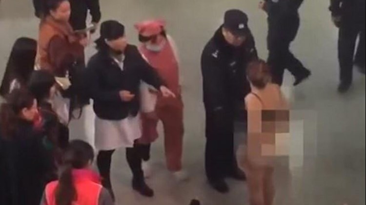 Γδύθηκε μέσα στο νοσοκομείο γιατί δεν έμεινε ευχαριστημένη από την πλαστική – ΒΙΝΤΕΟ