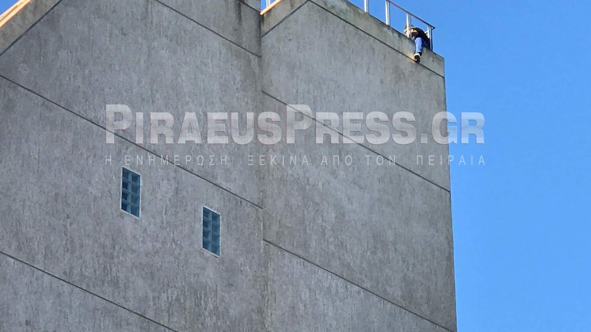 Κατέβηκε από το κτίριο ο άνδρας που απειλούσε να αυτοκτονήσει στον Πειραιά – Τι ζητούσε