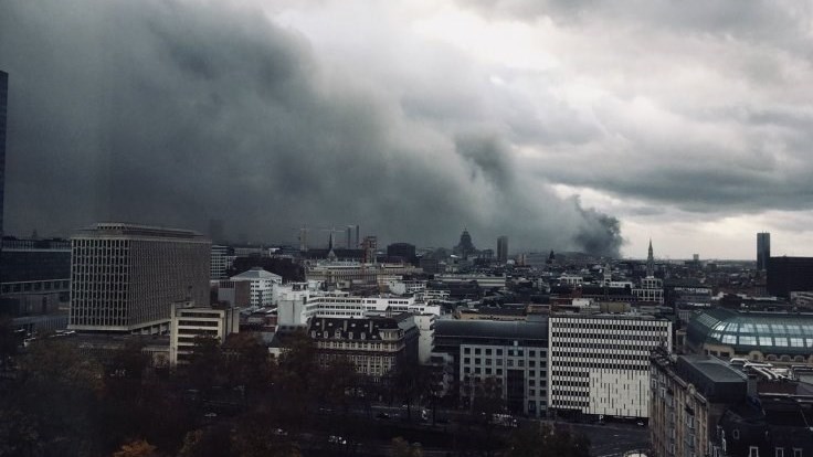 «Πνίγηκαν» οι Βρυξέλλες από πυρκαγιά σε εργοστάσιο βάφλας – ΦΩΤΟ