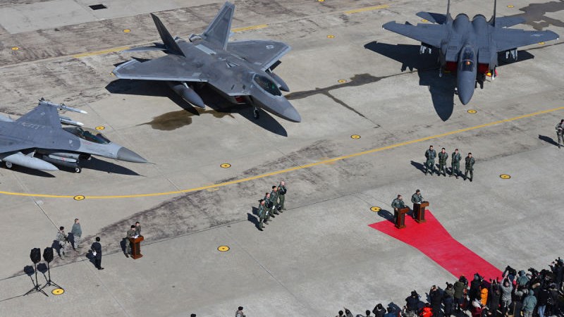 Επίδειξη δύναμης από τις ΗΠΑ – Στέλνουν “αόρατα” F-22 στη Νότια Κορέα