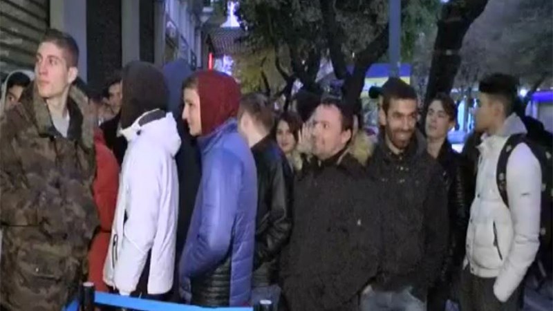 Ουρές από τα ξημερώματα για την Black Friday – Έως 80% οι προσφορές – BINTEO