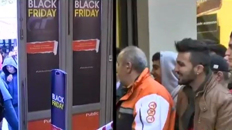 Φρενίτιδα για την Black Friday – Η στιγμή που ανοίγουν οι πόρτες για τους καταναλωτές – ΒΙΝΤΕΟ
