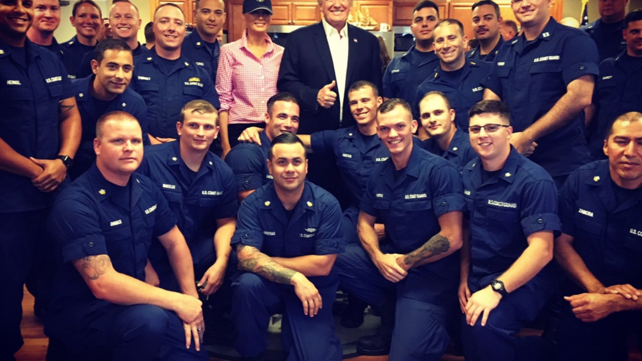 Η Μελάνια με τζιν και καπέλο… στο ναυτικό –  -ΦΩΤΟ