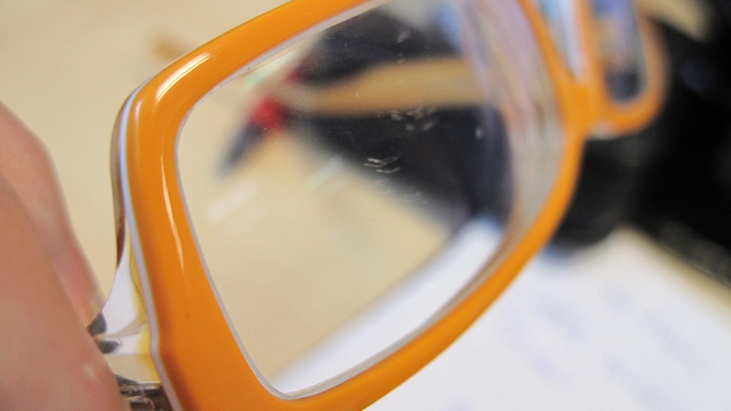 Αυτοί είναι οι τρόποι για να εξαφανίσετε τις γρατζουνιές από τα γυαλιά σας