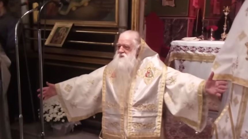 Γονατιστός ζήτησε συγχώρεση για τα λάθη του ο Αμβρόσιος – ΒΙΝΤΕΟ