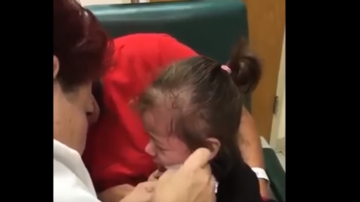 Η συγκλονιστική στιγμή που ένα δίχρονο κοριτσάκι βλέπει για πρώτη φορά- ΒΙΝΤΕΟ