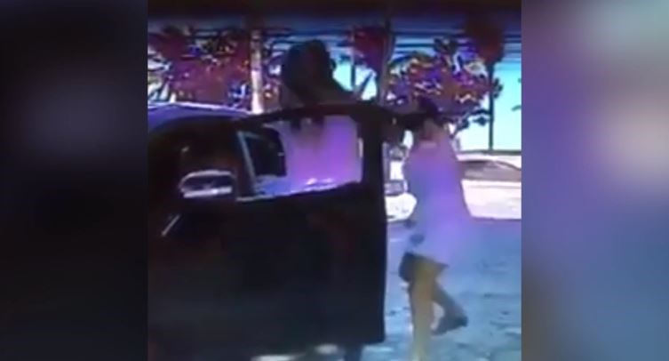 Σοκαριστικό βίντεο: Τη μαχαίρωσε μπροστά στην κόρη της έπειτα από καβγά