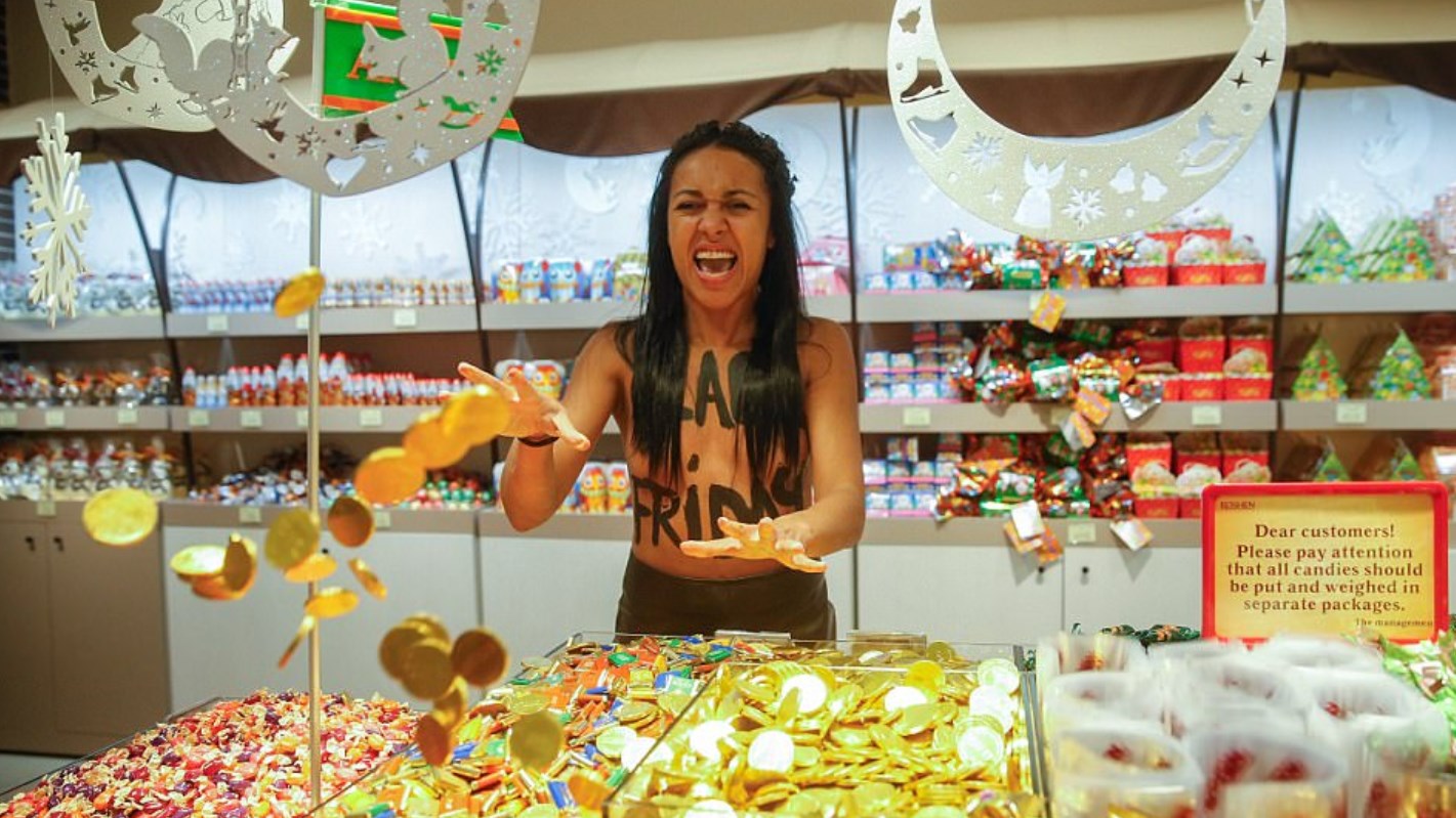 Γυμνόστηθες Femen διαδήλωσαν κατά της Black Friday – ΦΩΤΟ – ΒΙΝΤΕΟ