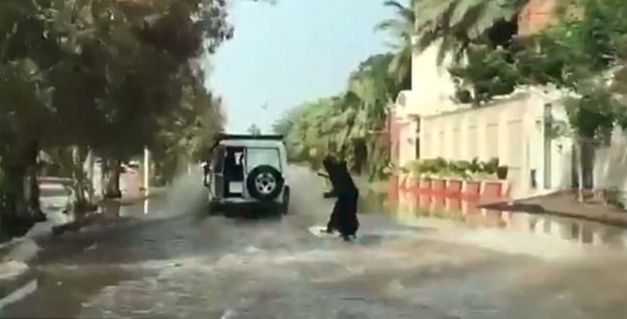 Κάνει σερφ σε πλημμυρισμένο δρόμο της Σαουδικής Αραβίας φορώντας μπούρκα – ΒΙΝΤΕΟ