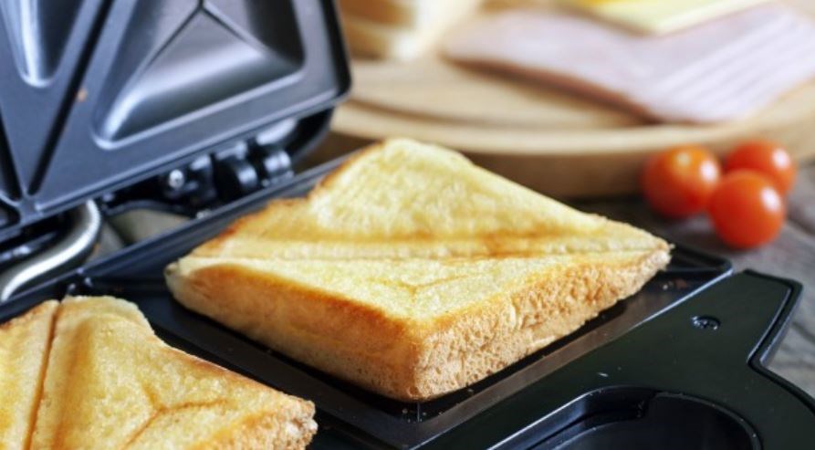 Πώς να καθαρίσετε την τοστιέρα με δύο υλικά που έχετε στην κουζίνα