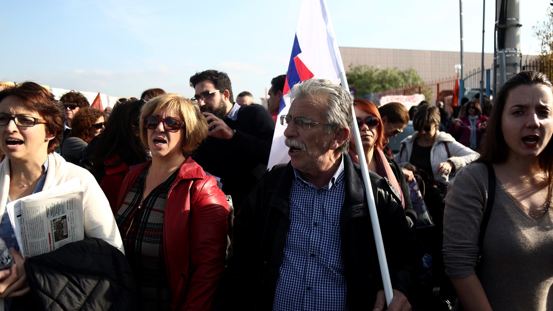 Συγκέντρωση διαμαρτυρίας δασκάλων και νηπιαγωγών έξω από το υπουργείο Παιδείας – ΦΩΤΟ