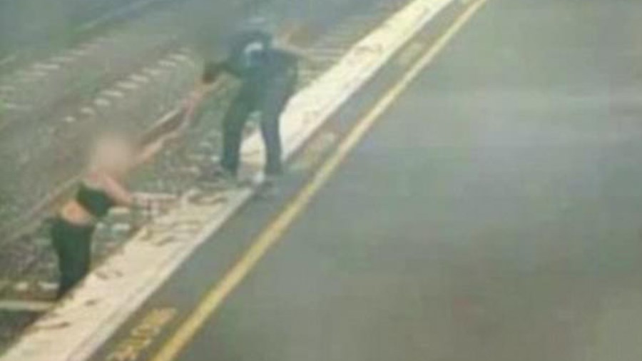 Συγκλονιστικό βίντεο – Η δραματική διάσωση γυναίκας που έπεσε στις γραμμές του τρένου